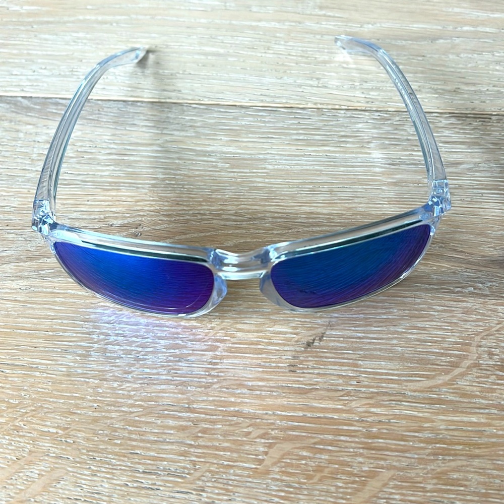 Like-New Oakley Sunglasses: Polarized and Lightweight, Only Worn Once!